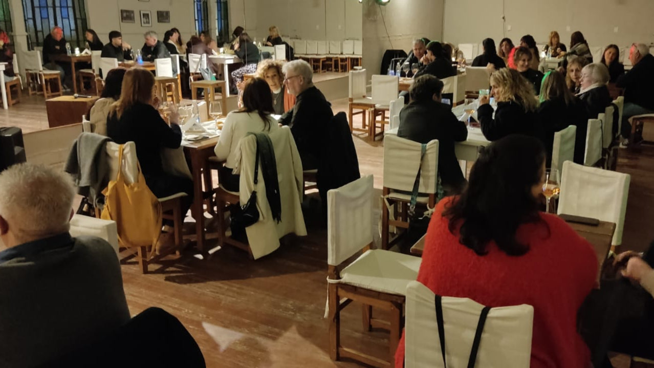 Vino, Estrellas y Risas: Degustación y Astro Humor